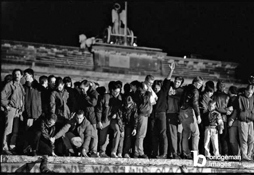 Menschenmenge, die die Öffnung der Grenze zwischen West-Berlin und der DDR an der Spitze der Berliner Mauer feiert, Brandenburger Tor, 10. November 1989 (s/w-Foto)