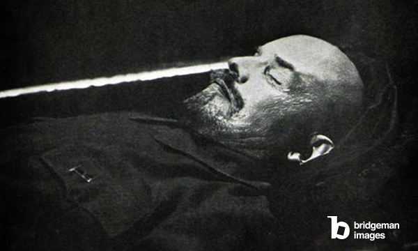 Bild von Wladimir Lenin einbalsamiert in seinem Sarg