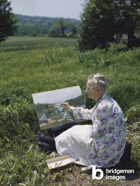 Grandma Moses malt im Garten im Jahr 1946