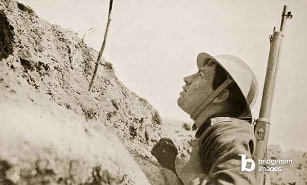 Bild eines Soldaten in einem Schützengraben im Ersten Wel