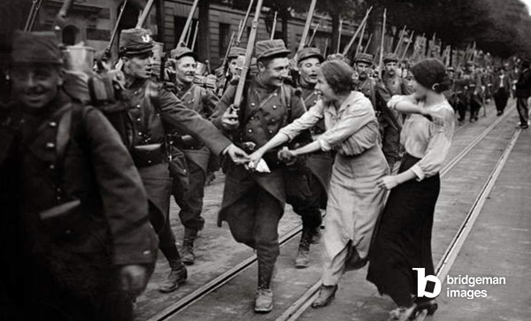 Frauen verabschieden Truppen, 1914