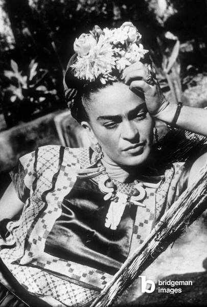 Die mexikanische Malerin Frida Kahlo in einer Hängematte