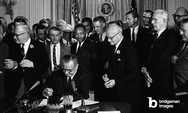 1964 Präsident Lyndon B. Johnson unterzeichnet den Civil Rights Act von 1964, während Martin Luther King, Jr. und andere zusehen