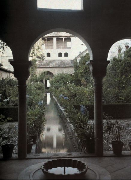 View of a columned palace courtyard in the Palace of the Generalife, Grenada, Spain, 1924 (autochrome), Jules Gervais-Courtellemont / National Geographic Creative / Bridgeman Images
