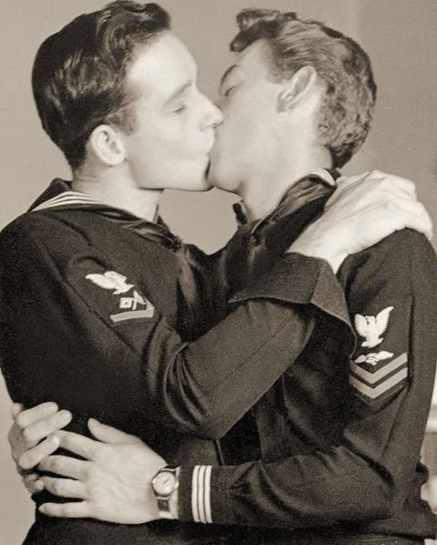 Arcade photo of two U.S. Navy Crows kissing, c.1940 / Kinsey Institute, United States. / Prismatic Pictures / Bridgeman Images