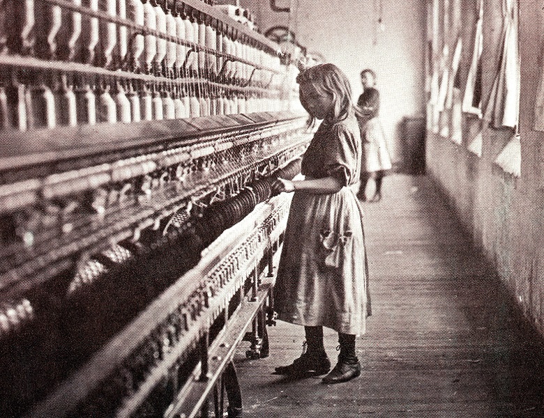 UIG 527121 Children and overseer at work in the spinning shed of an American cotton mill, 1910. / Universal History Archive/UIG 