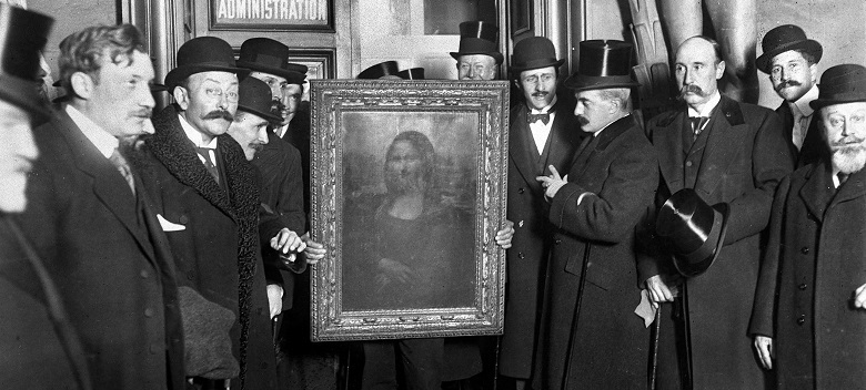 The return of the Mona Lisa to the Louvre, January 1914 (b/w photo) by French Photographer/ Private Collection