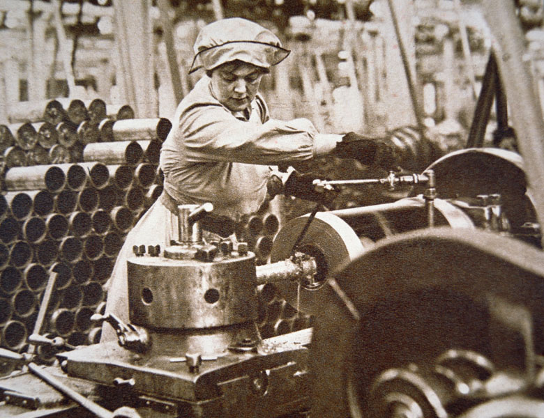 Woman worker in a munitions factory in Britain during WWI (b/w photo), English Photographer, (20th century) / Private Collection / Peter Newark Military Pictures