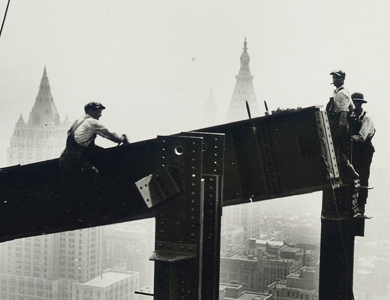 CH 492494 Building the Empire State Building, c.1931 (gelatin silver print), Lewis Wickes Hine, (1874-1940) / Private Collection, Photo © Christie's Images